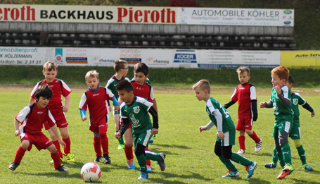 Der Kickernachwuchs stellt sich beim ersten Kindergartenturnier der SG 06 Betzdorf vor. Wie bei den Spielen whrend des Osterstadionfestes gibt es auch hier getreu dem Motto der SG: Sport, Spiel, Spannung. Foto: Verein