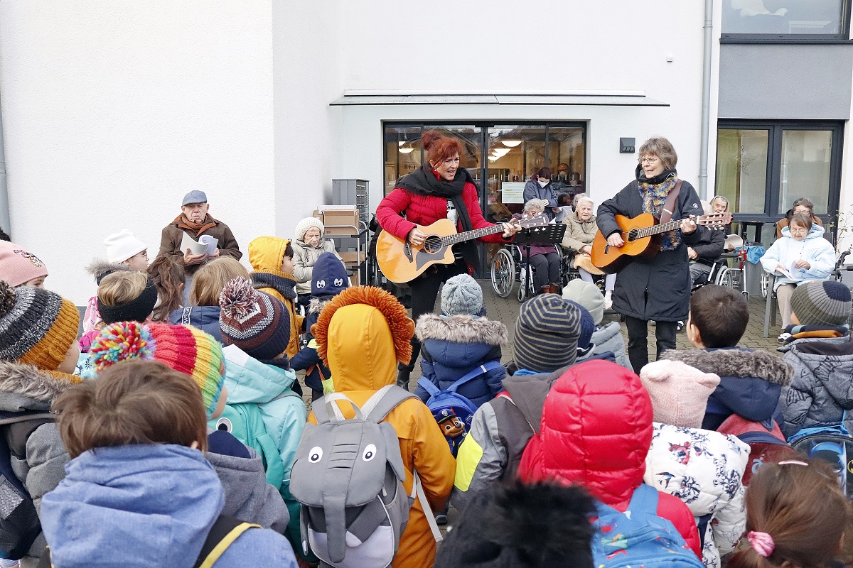 Frderverein berrascht die jungen Nachbarn beim Singen von Nikolausliedern