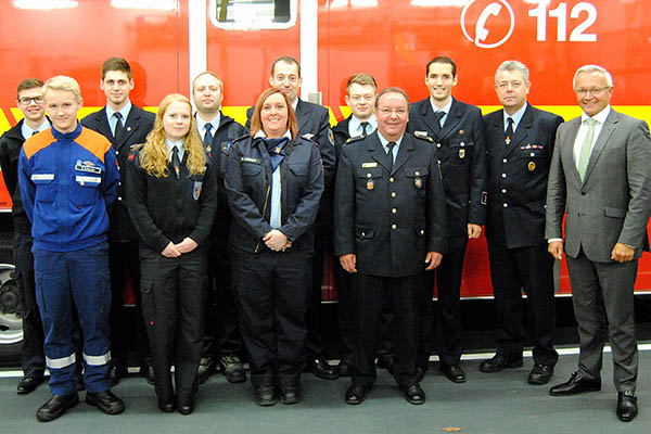 Der Vorstand des Kreisjugendfeuerwehrverbandes mit dem Kreisbeigeordneten Achim Hallerbach. V.l.n.r. Jan-Eric Henn, Simon Schneider, Dominik Schmitz, Julia Ehlscheid, Georg Schober, Katha Hardt, Martin Heumann, Dennis Prangenberg, Werner Bcking, Matthias Lemgen, Manfred Cochem und Achim Hallerbach. (Foto KJFV)