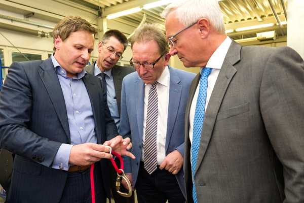 Von links nach rechts: Skylotec-Geschftsfhrer Dr. Kai Rinklake erlutert Martin Hahn (Fraktionsvorsitzender CDU-Stadtratsfraktion), Erwin Rddel (MdB) und Achim Hallerbach (1. Kreisbeigeordneter & Landratskandidat) seine Produkte. Foto: Privat