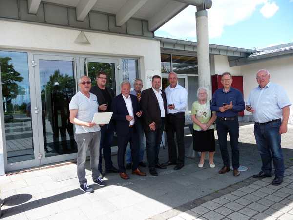 Vertreter der CDU Windhagen testen bei einem Ortstermin die Funktion des neuen Hotspot in Windhagen. Von links nach rechts: Helmut Wolff, Markus Rohm, Lothar Khn, Winfried Weiler, Michael Christ, Martin Buchholz, Hilde Rohm, Erwin Rddel MdB, Rainer Hilbers. Foto: Privat