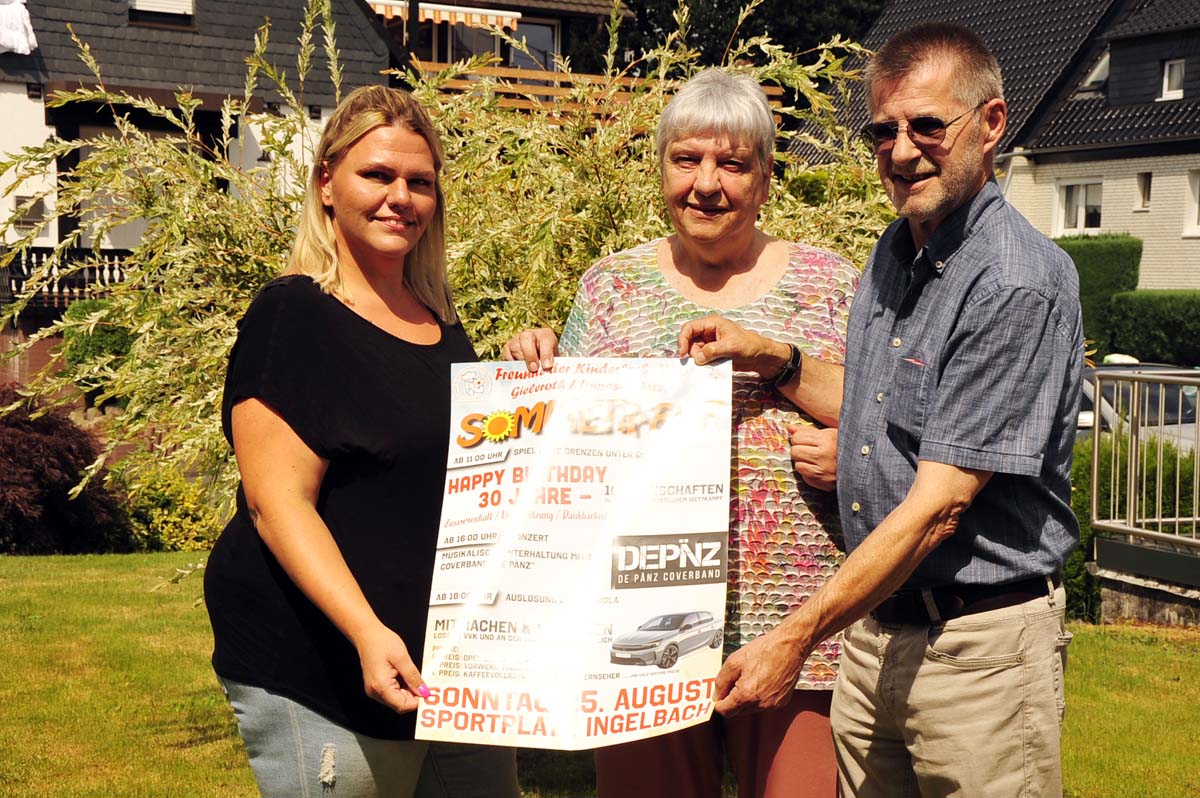 Die neue Vorsitzende Ramona Fischer (li.) stellt mit Jutta und Ulli Fischer das Plakat zum Sommerfest vor (Bilder: kk)