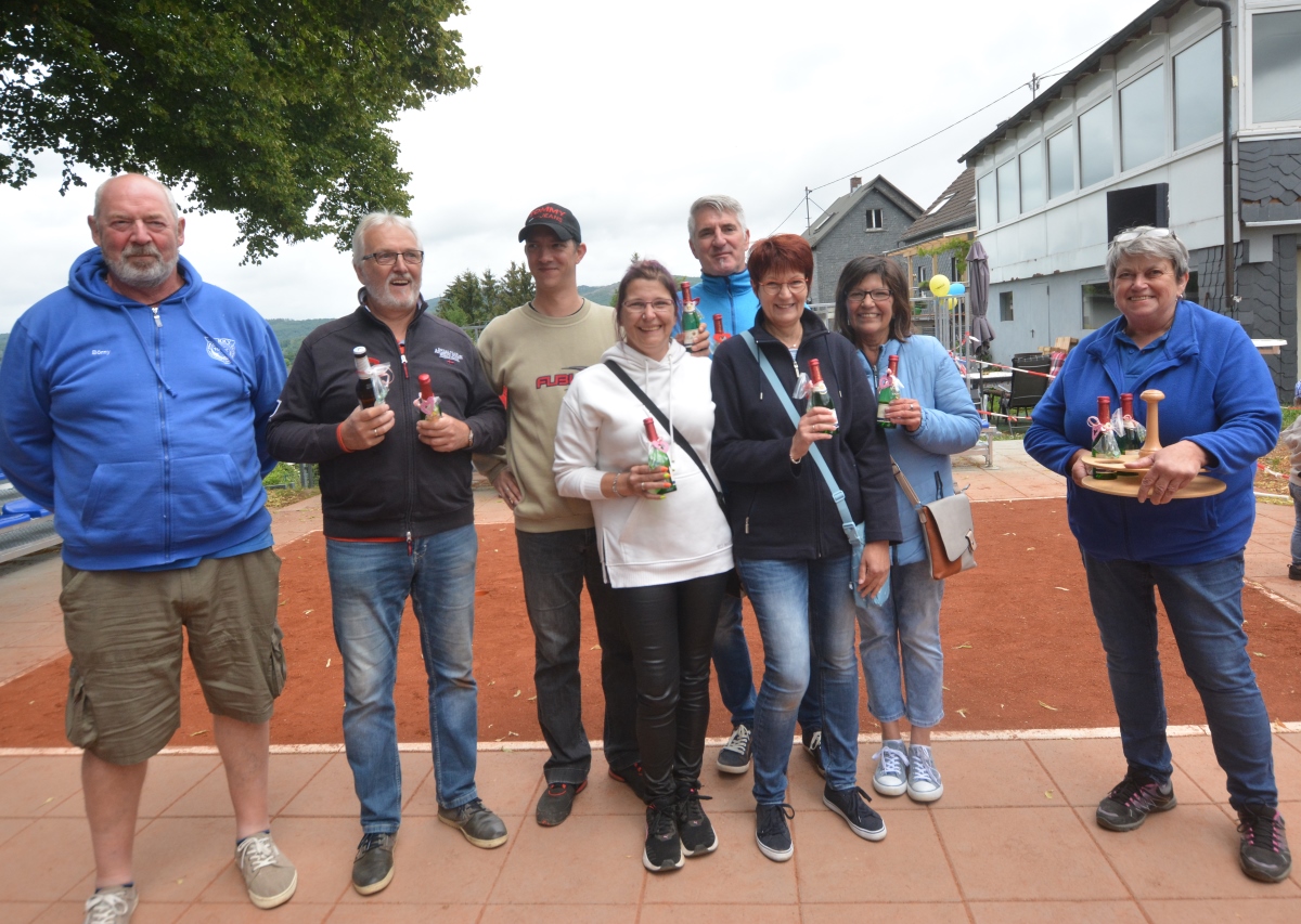 Die Fahrenden Gesellen hatten am Ende die Nase vorne: Bei einem spannenden Finale gegen den Titelverteidiger Stadtorchester Kirchen sicherten sich die Spieler nach einem Stechen den ersten Platz. (Fotos: tt)