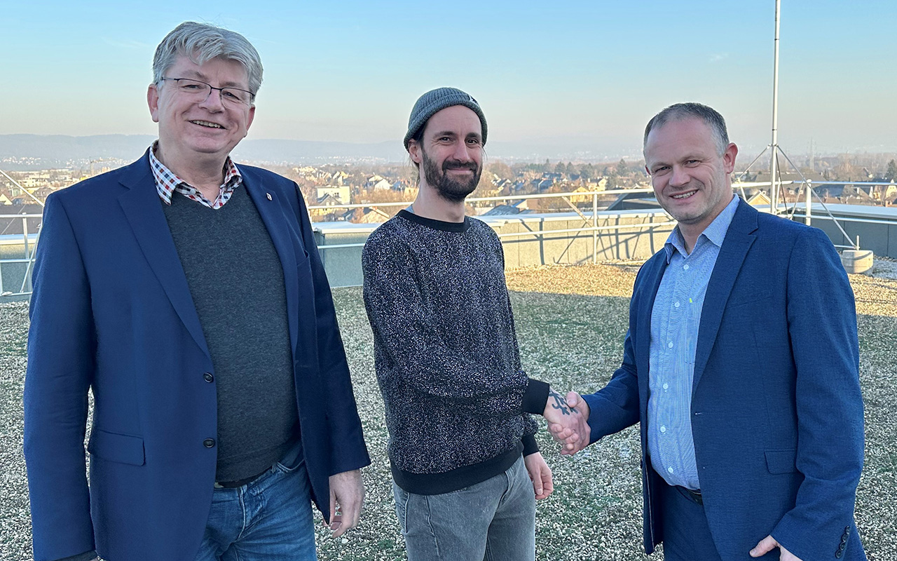 Oberbrgermeister Jan Einig (rechts) und Beigeordneter Ralf Seemann (links) freuen sich auf die Zusammenarbeit mit Daniel Diehl. Als erstes zeigten sie ihm auf dem Dach des Verwaltungshochhauses nicht nur, wie grn die Stadt Neuwied insgesamt ist, sondern auch, dass das Dach im Zuge der Hagel-Sanierung begrnt worden ist. (Foto: Stadt Neuwied / Ulf Steffenfauseweh)