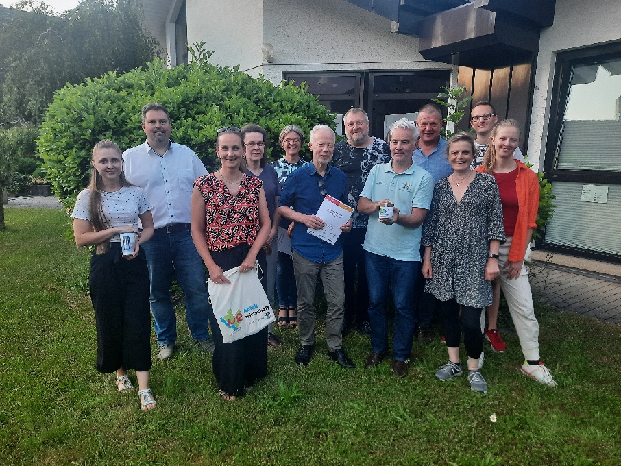 Klimawandelanpassungsmanagerin Angelina Zahn (v.l.), Brgermeister Michael Christ und Klimaschutzmanagerin Janine Sieben gratulierten den erfolgreichen Teilnehmern des Klimafit-Kurses. (Foto: MGH Neustadt)  