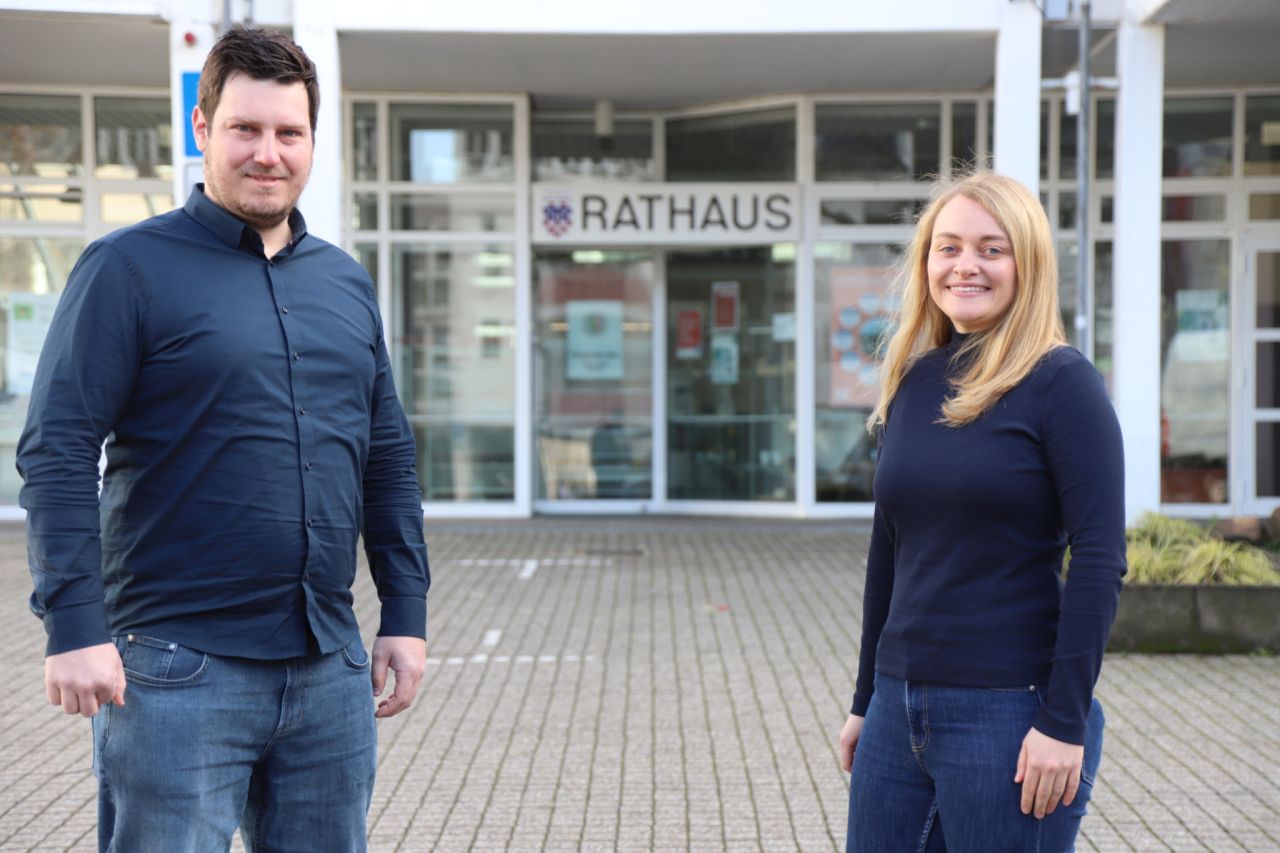 Kathrin Schmidt, Projektleiterin fr Klimaschutz- und Mobilittsmanagement, freut sich ber Zuwachs im Team: Aufgabe von Swen Schmitz ist die Entwicklung eines integrierten Klimaschutzkonzeptes. Foto: Stadt Bad Hnningen