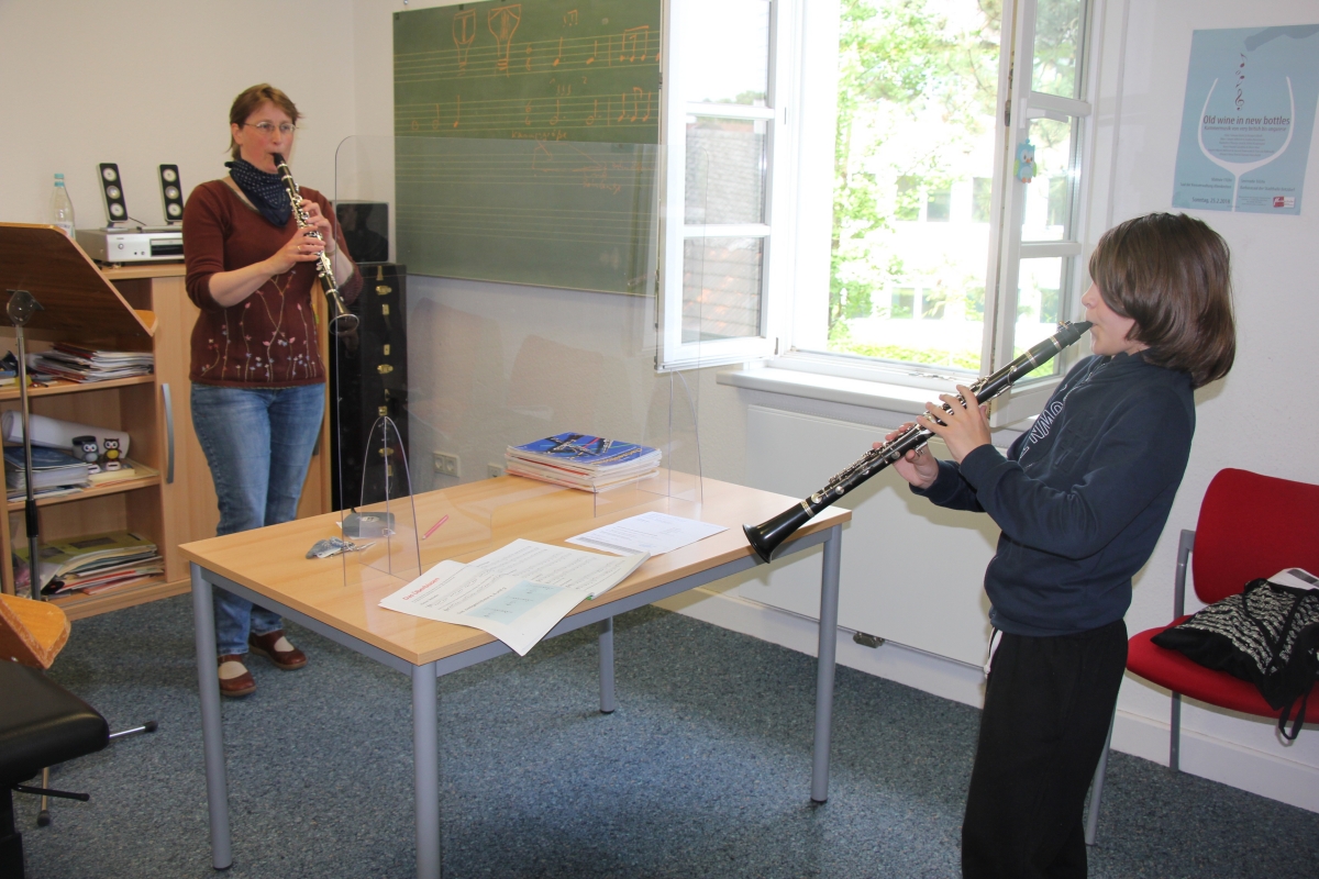 Ob Gitarre, Flte, Schlagzeug oder andere Instrumente: Beim Infotag der Kreismusikschule am 25. Juni an den Standorten Altenkirchen, Betzdorf-Kirchen und Wissen beantworten die Lehrkrfte alle Fragen zum Wunschinstrument. Die Eltern-Kind Gruppen fr Kinder ab 1,5 Jahren und Kurse der Musikalischen Frherziehung (ab 4 Jahren) laden am 25. Juni zu kostenlosen Probestunden an diesen Standorten. (Foto: Kreismusikschule) 