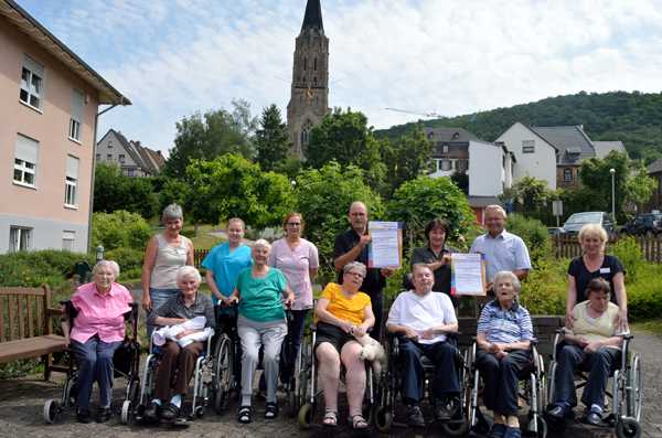 Mitarbeiterinnen, Bewohner sowie (2. Reihe, Zweite von rechts) der 1. Kreisbeigeordneter Achim Hallerbach, die Einrichtungsleiterin Anette Scholl und Psychiatriekoordinator Dr. Ulrich Kettler laden Interessierte herzlich zur Informationsveranstaltung ein laden zur Informationsveranstaltung Demenz in Bad Hnningen ein. Foto: Privat