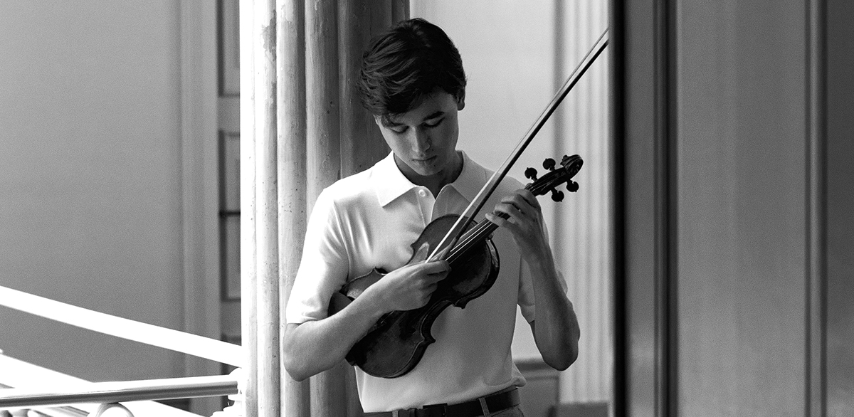 Daniel Lozakovich begleitet als Solist das Orchester. (Foto: Musikgemeinde/Deutsche Grammophon).