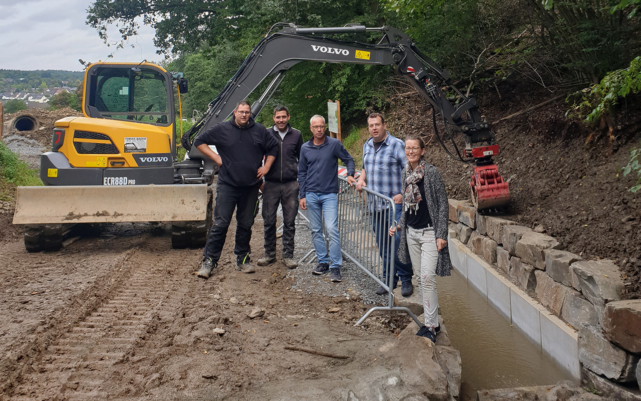 Am neu erstellten Einlaufbauwerk des Kttingsbachs: v. l. Tobias Bader und Denis Schomber (Firma Bader), Thomas Reuber (VGV Wissen), Sebastian Trger (Stadtwerke Wissen GmbH) und Margit Broschk (VGV Wissen) (Foto: VG Wissen)
