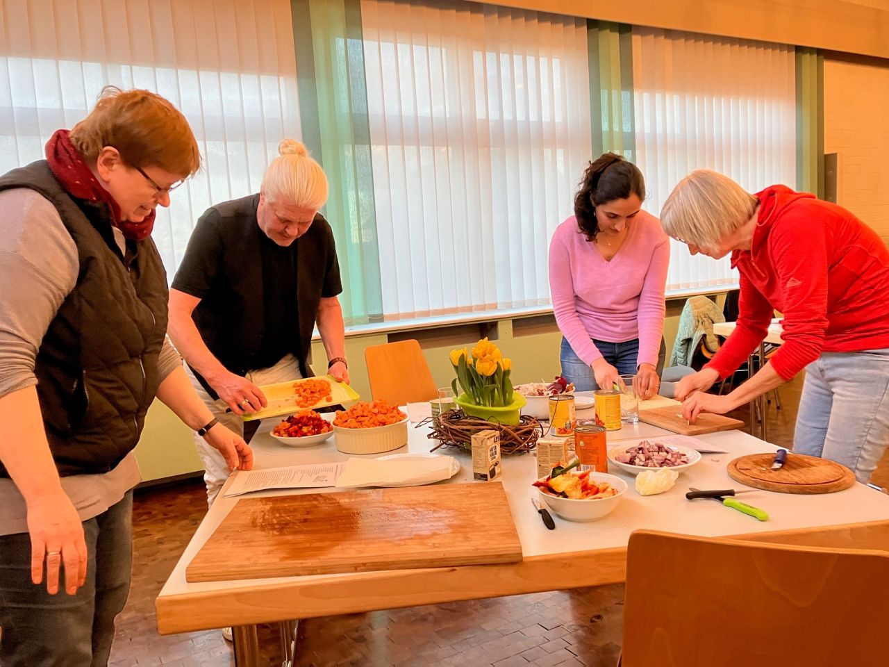 Vegan kochen, gemeinsam genieen: Dieser Einladung konnte ber ein Dutzend Kche nicht widerstehen. Foto: Nadine Bongard 