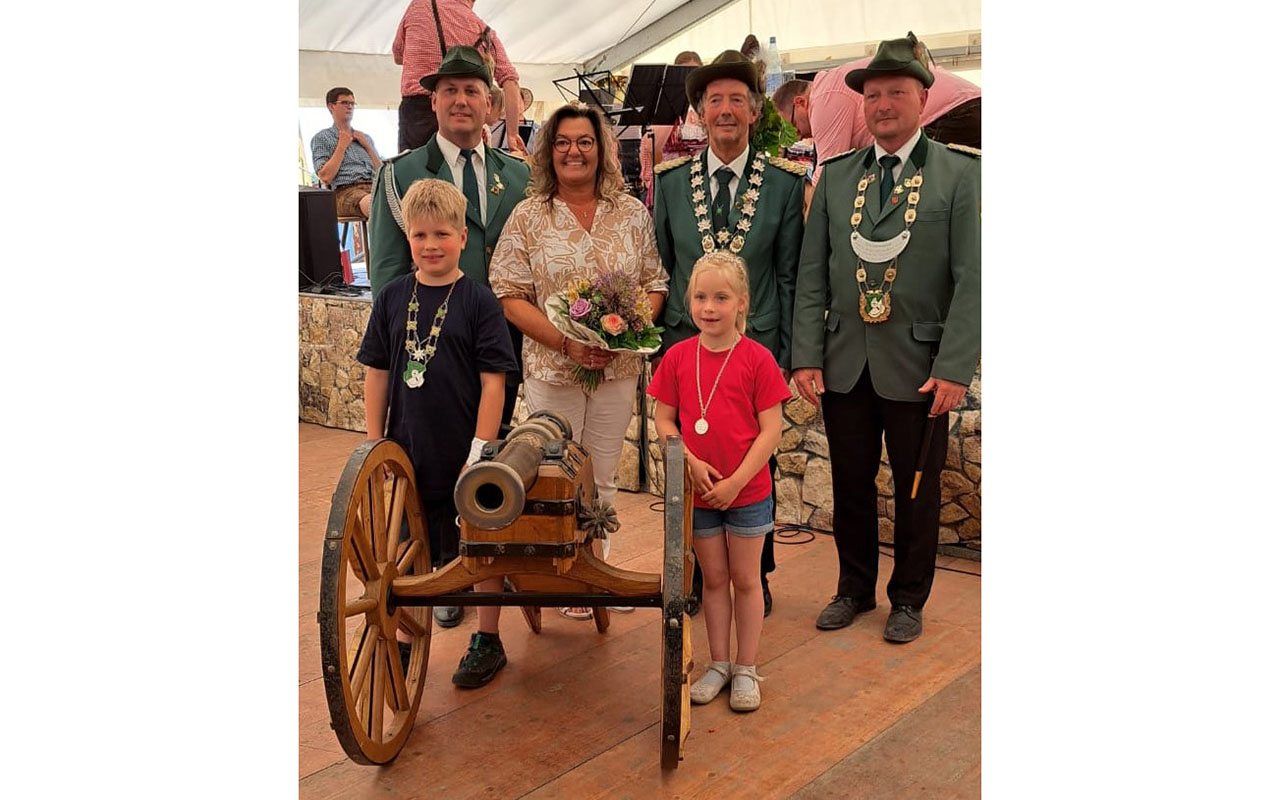 Zum Foto der Majestten stellten sich Knig Achim und Knigin Nicole sowie die Jungmajestten Maya Unruh (Bambini-Prinzessin) und Tom Weler (Jungschtzenknig) zusammen mit Schtzenmeister Guido Bing und Adjutant Peter Schade auf. (Foto: SV)