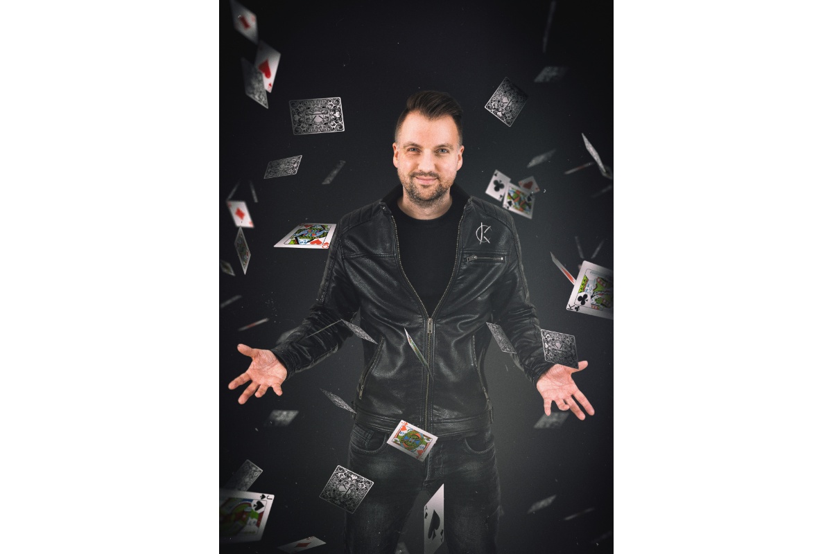 Am 16. Dezember prsentiert Christopher Khler in Hhr-Grenzhausen sein Jubilumsprogramm "Sex, Drugs & Kartentricks". (Foto: Christopher Khler)