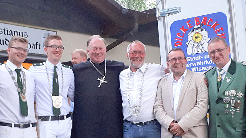 Schtzenknig Franz II. Cordes (3. von rechts) fhrt in diesem Jahr die Schnsteiner Schtzen an. (Foto: privat) 