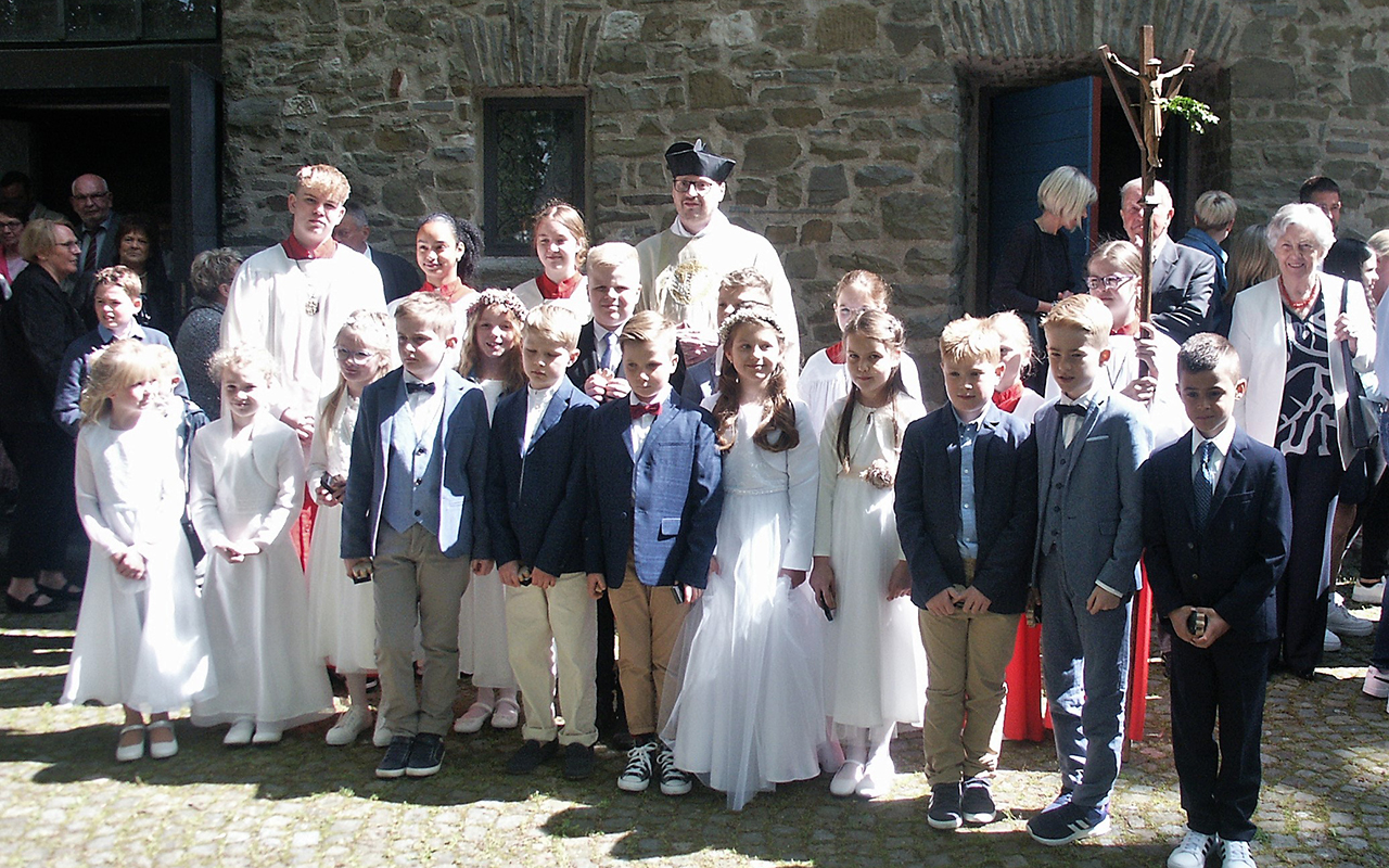 Nach dem Festgottesdienst in der Kirche St. Elisabeth versammelte man sich mit den Messdienern und Pfarrvikar Alhard Snethlage zum Gruppenbild. Foto: Bernhard Theis
