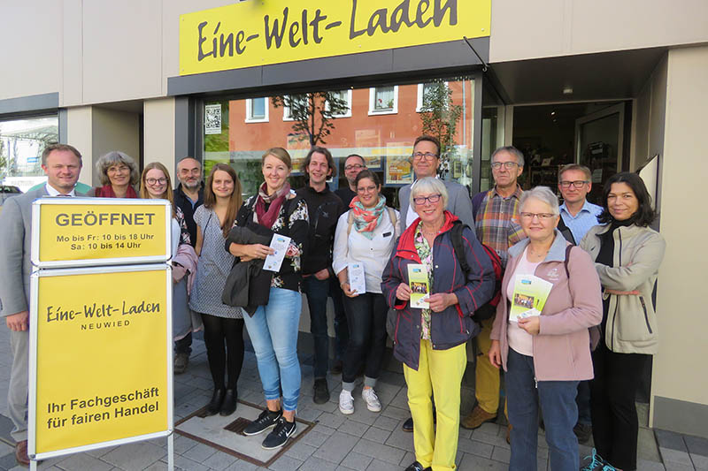 Auch Neuwieds OB Jan Einig (l.) begleitete die Gruppe auf dem letzten Abschnitt des Konsumkritischen Rundgangs, der zum Eine-Welt-Laden fhrte. Foto: Stadt Neuwied