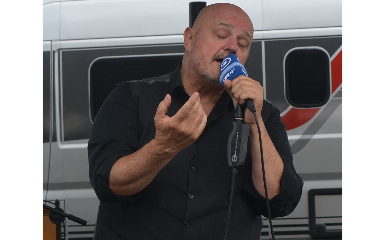 Rolf Stahlhofen gab ein Gratiskonzert im Horbacher Seniorenzentrum. (Fotos: Wolfgang Rabsch)