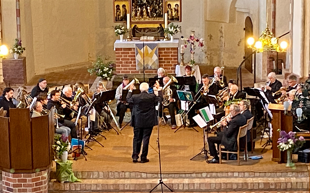 Beide Chre musizierend abwechselnd alleine und gemeinsam. (Foto: Kreisposaunenchor)