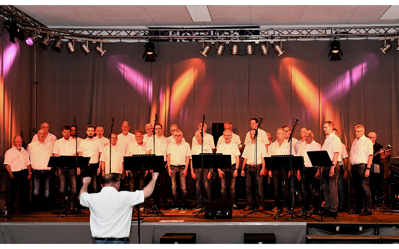 Der Wallmenrother Mnnerchor mit neuen Projektsngern glnzte beim Konzert. (Foto: MGV Wallmenroth)