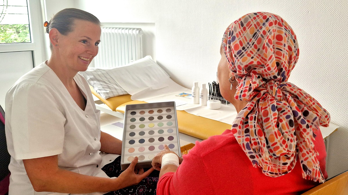 Im Onkologischen Therapiezentrum am Diakonie Klinikum Jung-Stilling in Siegen fhrte Kosmetikerin Britta Klingbeil fr Chemotherapie-Patientin Andrea S. vor, wie die Augenbrauen auf natrlich aussehende Weise nachgezeichnet werden knnen. (Foto: 