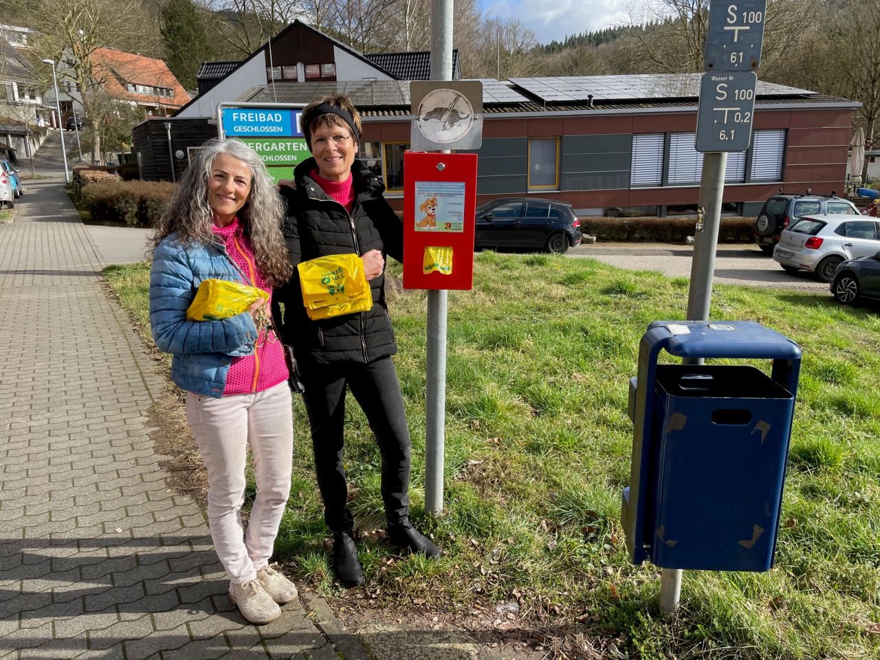 Mehlbreuer und Hess beim Auffllen der Hundekotbeutelspender. Foto: FWG Oberbieber