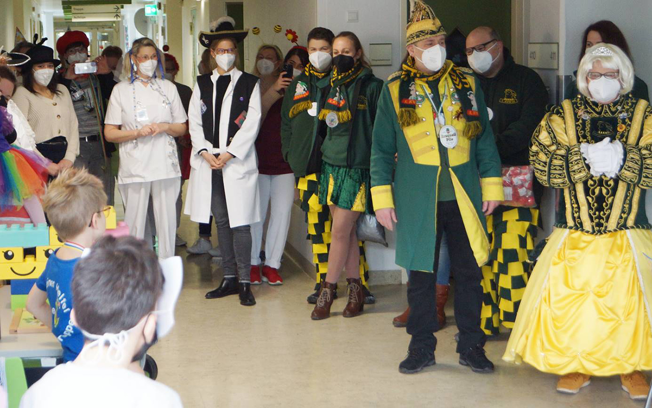 Chefrztin Dr. med. Luisa van den Boom und Melanie Knkler, Stationsleitung Pflege (Mitte), mit Michael Link (Erster Vorsitzender) und Prinzessin Hansi I.. (Foto: Krankenhaus)