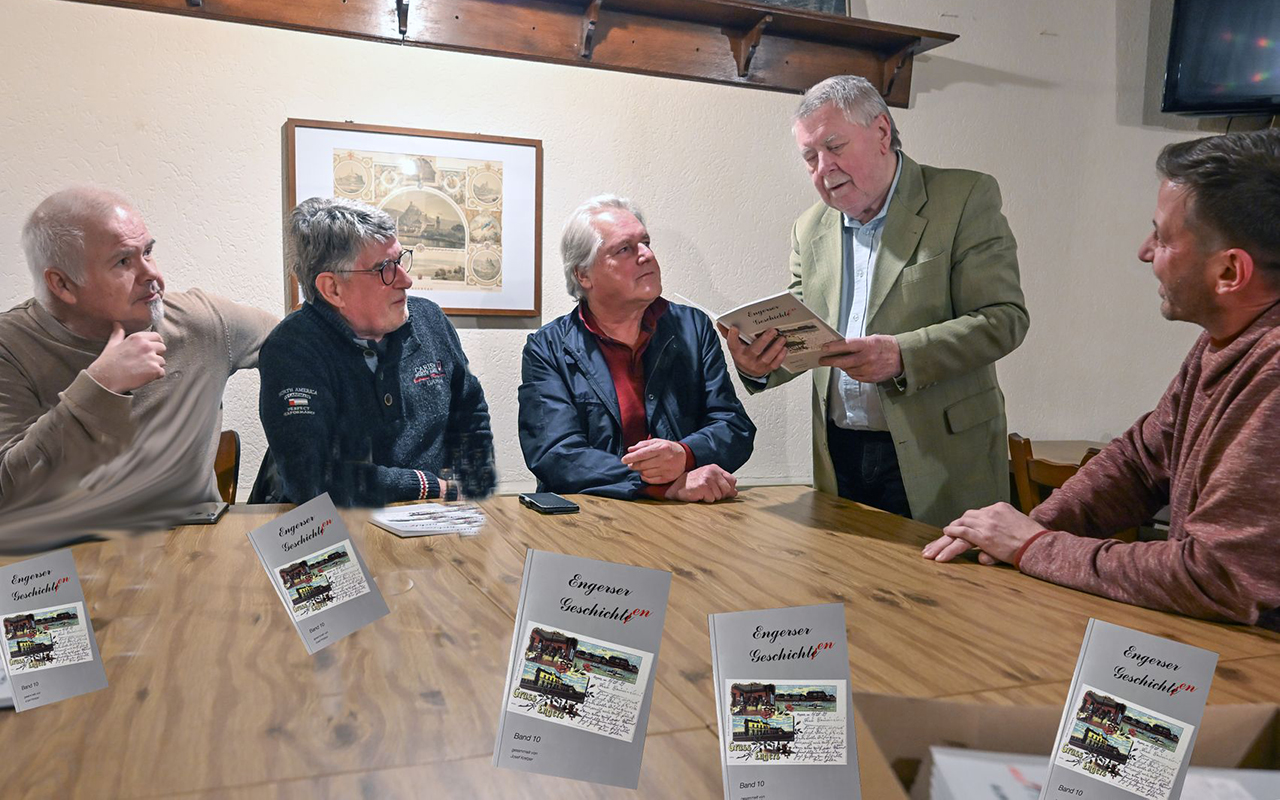 Josef Kretzer unter Freunden und Zuhrern bei der Vorstellung des Buches. (Foto: Heinz Mohr)
