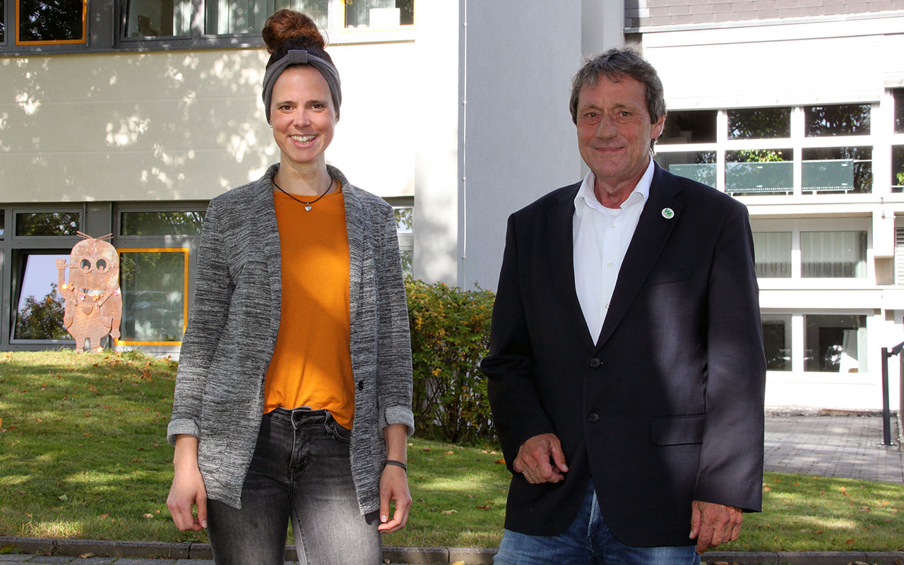 Landrat Achim Schwickert tauscht sich mit der neuen Kreismusikschulleiterin Milena Lenz-Mester aus. (Foto: Kreisverwaltung / Carolin Faller)