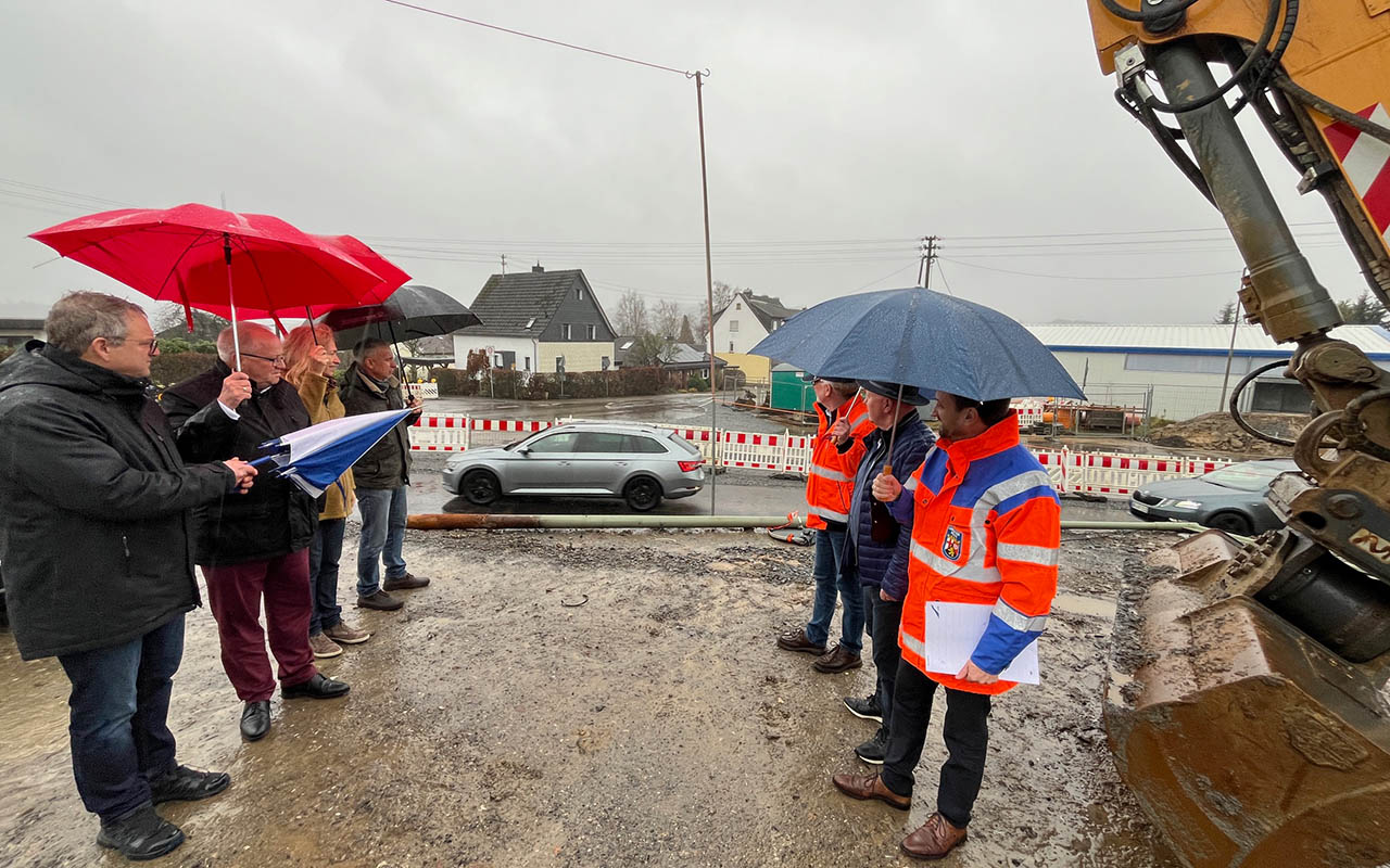 Im Einmndungsbereich von Pirzenthaler Strae und Holschbacher Strae wird im nchsten Jahr der Kreisverkehr angelegt. Zunchst laufen hier aber noch umfangreche Kanalarbeiten. (Fotos: Kreisverwaltung/Thorsten Stahl)