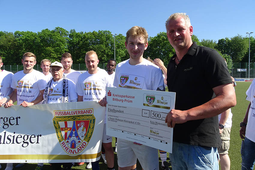 Scheckbergabe von Pokalstaffelleiter Bjrn Birk an den Spielfhrer des VfB Rotenhain/Bellingen Etienne Heinze. Fotos : Willi Simon