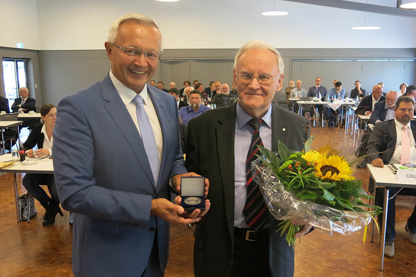 Dieter Sander wurde durch Landrat Hallerbach verabschiedet. Fotos: wear