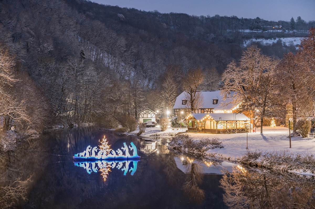 Vom 2. Dezember bis zum 28. Januar 2024 wird es wieder stimmungsvoll, wenn das Weihnachtsdorf Waldbreitbach in goldenem Glanz erstrahlt. (Fotos: Andreas Pacek / Touristik-Verband Wiedtal e. V.)