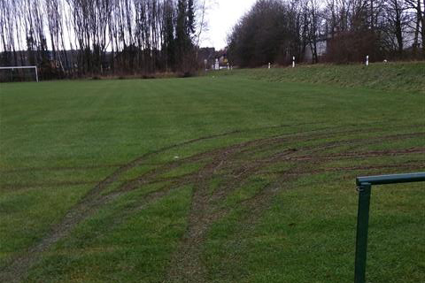 Fuballplatz mit Pkw befahren