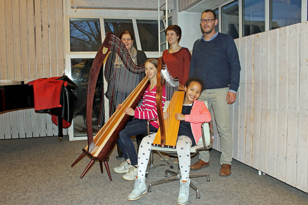 Isabelle Wirtgen (vorne links) spielt auf der groen Harfe und Maja Schwager auf der kleinen -  die Erwachsenen (von links nach rechts): Antonia Schwager (Leiterin der Musikschule), Marie-Claire Junke (Lehrerin) und Paul Schilling (Vorsitzender des Vereins der Freunde und Frderer der Musikschule der Stadt Bad Honnef). Foto: Privat