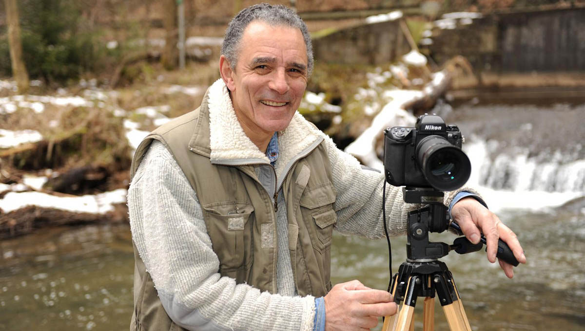 Louis Blackmore zeigt im Coworking Space seine fotografischen Arbeiten.