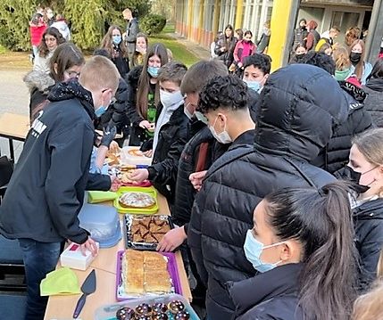 Lernende der Carmen-Sylva-Schule sammelten Spenden fr das Tierheim