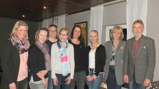 Die neuen Vorstandsmitglieder beim Frderverein der Villa Kunterbunt: (von links) Christina Hoffmann, Kassiererin, Yvonne Hsch, 1. Vorsitzende, Jennifer Hartmann, Schriftfhrerin, Kathrin Schmidt, 2. Vorsitzende, Rebecca Bruchertseifer, Kassenprferin, Anja Reifenrther, stellvertretende Leiterin,  Petra Mller-Loosen, Leiterin, und Josef Bleeser, Kassenprfer. (Foto: privat)