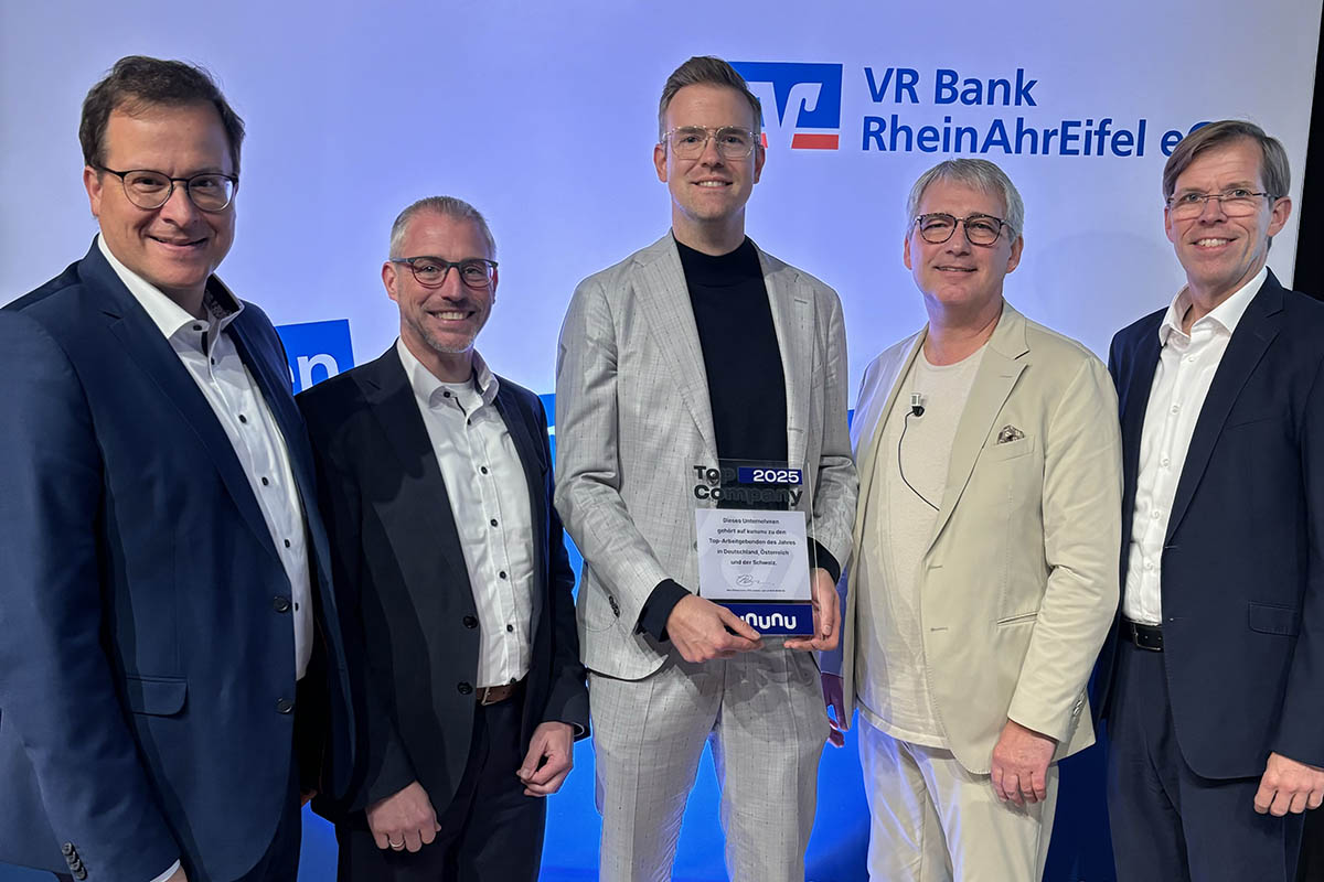 Von links: Markus Mller (Vorstand der VR Bank RheinAhrEifel), Matthias Herfurth (Vorstand der VR Bank RheinAhrEifel), Dr. Gunnar Meier (Bereichsleiter Personal der VR Bank RheinAhrEifel) Sascha Monschauer (Vorstandsvorsitzender der VR Bank RheinAhrEifel) und Michael C. Kuch (Vorstand der VR Bank RheinAhrEifel). Foto: Clara Elisa Stoffel I VR Bank RheinAhrEifel