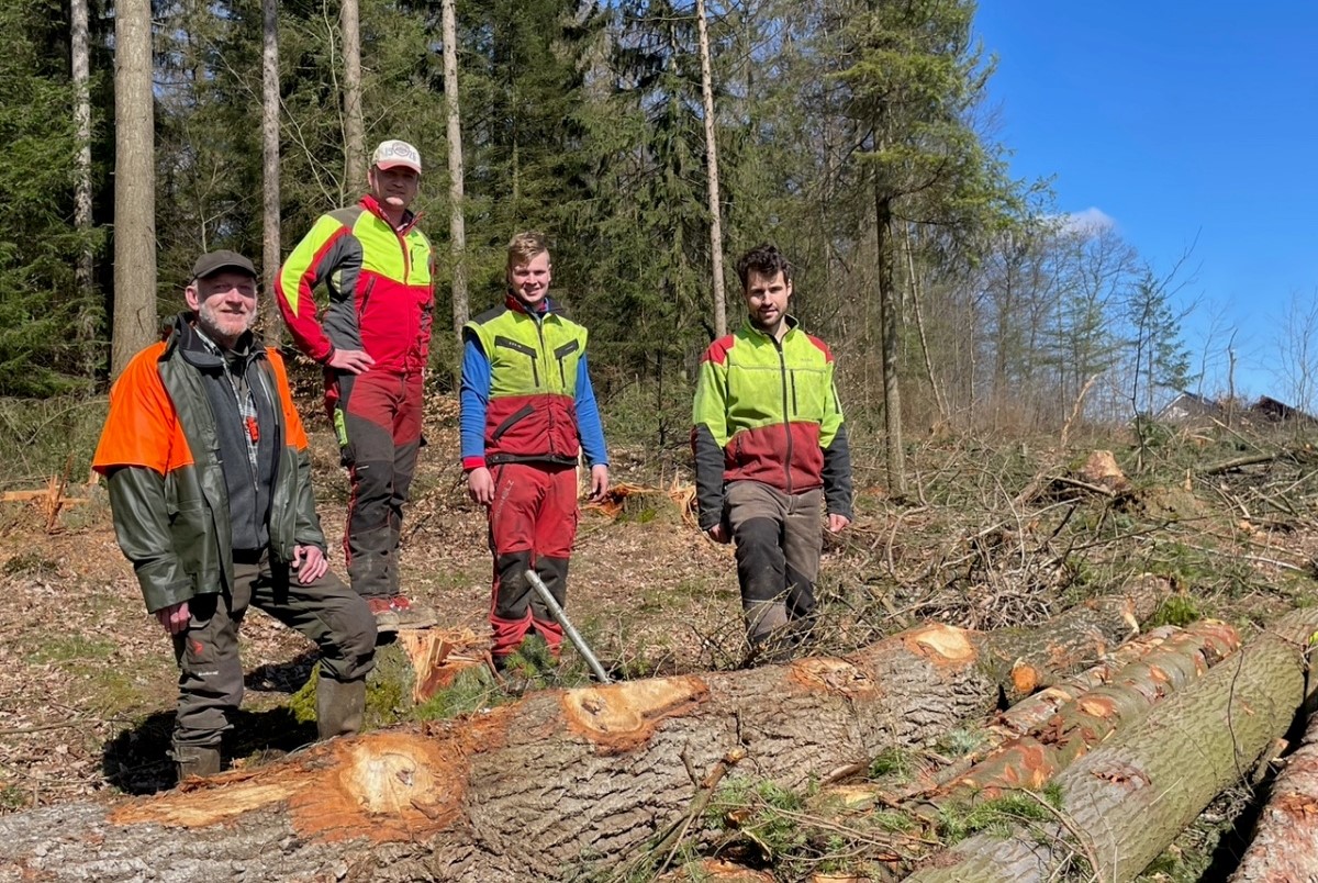 Der erforderliche Waldumbau oberhalb des neuen Baugebietes wurde in enger Abstimmung von der Hatzfeldt-Wildenburgschen Forstverwaltung durchgefhrt. Damit wurde eine weitere Hrde genommen. Von links: Reinhard Zens, Marcel Reichling, Dustin Kleine und Lennart Franzen. (Fotos: KathaBe) 