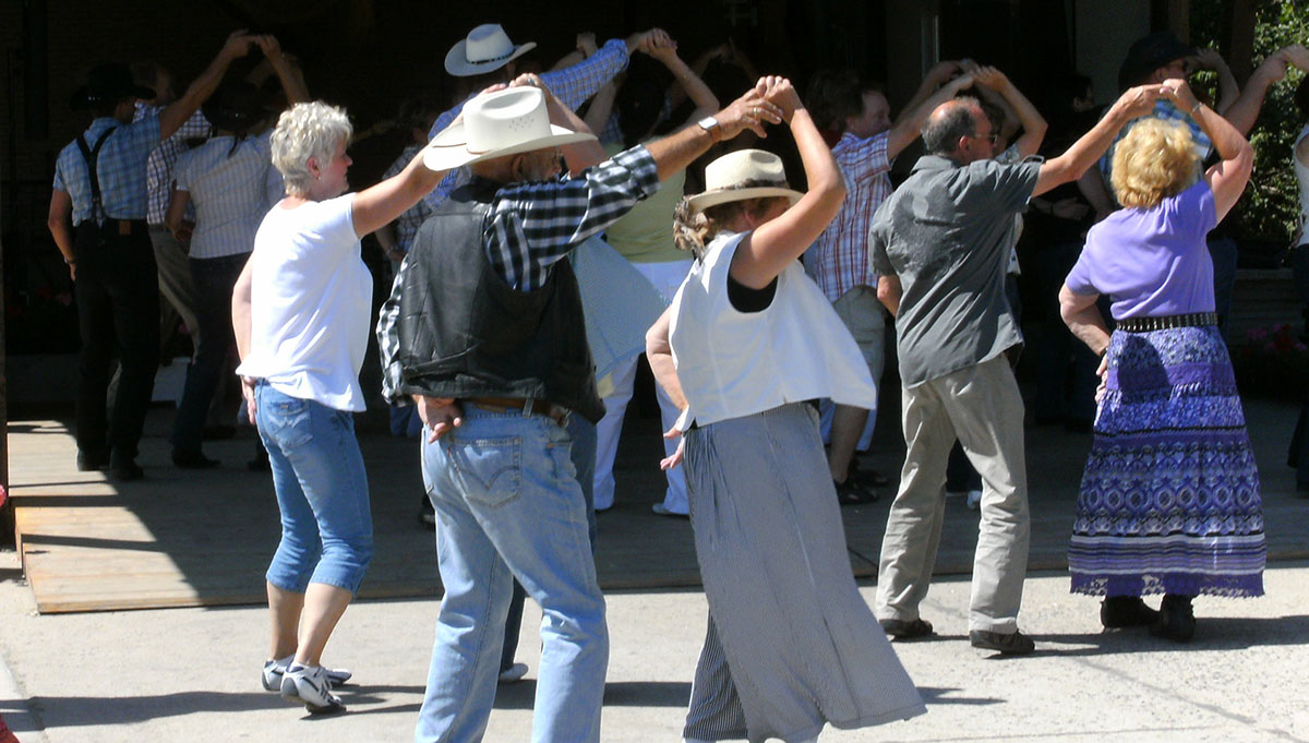 Linedancer tanzen zu Country- oder Popmusik. (Foto: Marc Tollas/pixelio)