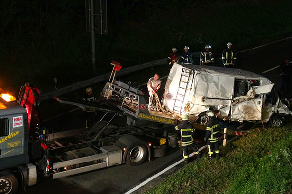 Kastenwagen kommt von Strae ab und fliegt 50 Meter durch die Luft