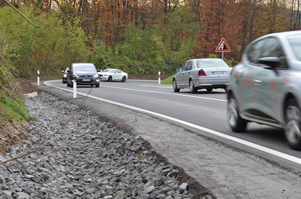 Mit einem Autocorso wurde die frisch sanierte Strecke eingeweiht. Fotos: Frank Lohrum