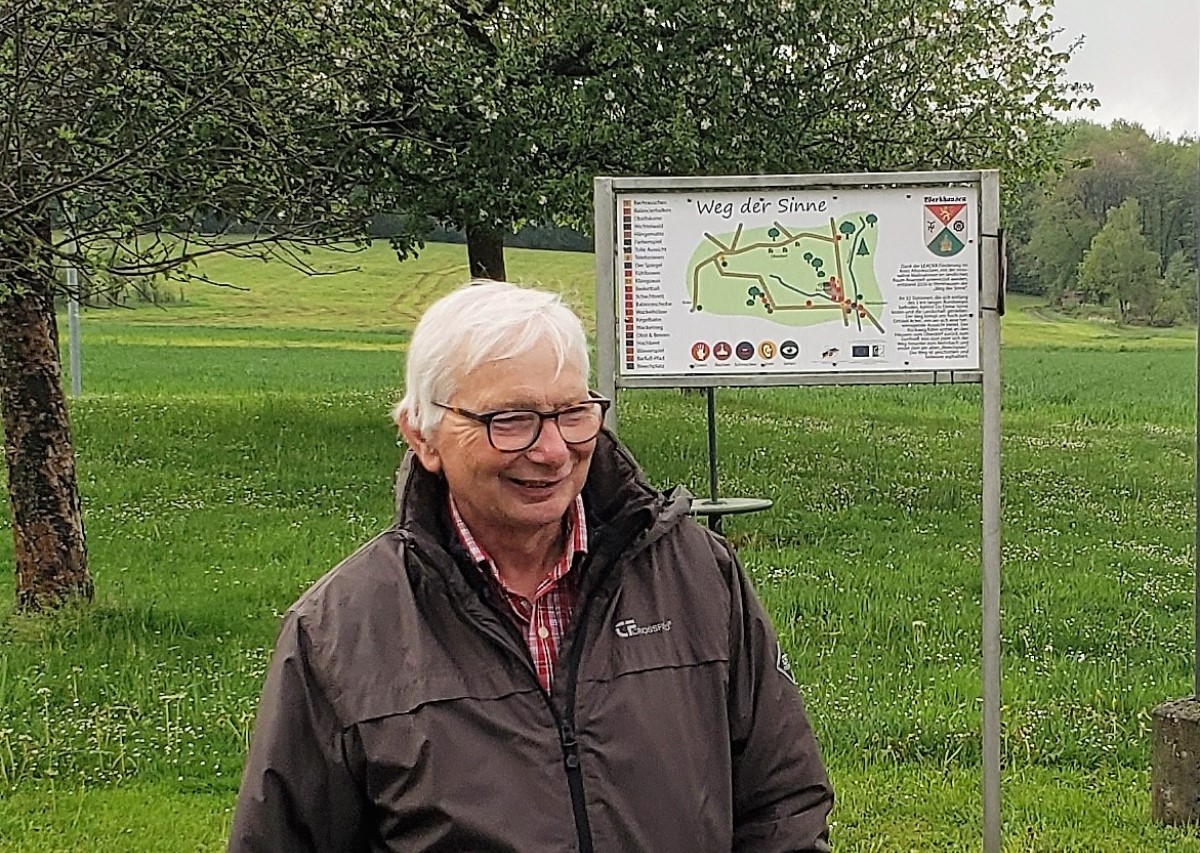 Otmar Orfgen, Ortsbrgermeister von Werkhausen, stellte im Vorfeld der LAG-Sitzung das LEADER-Projekt "Weg der Sinne" und seine Gemeinde vor. (Foto: Niklas Mder)