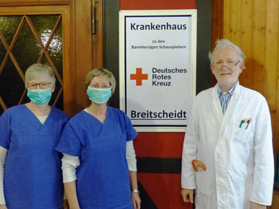 Schwester Veronika (Arlett von Glasow), Oberschwester Hiltrud (Renate Krmer) und Dr. Wusel (Dr. Hubert Michel) ffnen am Freitag die Tore des Breitscheidter Krankenhauses. Foto: Wolfgang Fischer