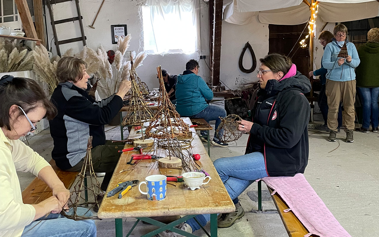 In der Scheune wurden mit Weidensten Kunstwerke geflochten. (Foto: Landfrauen)