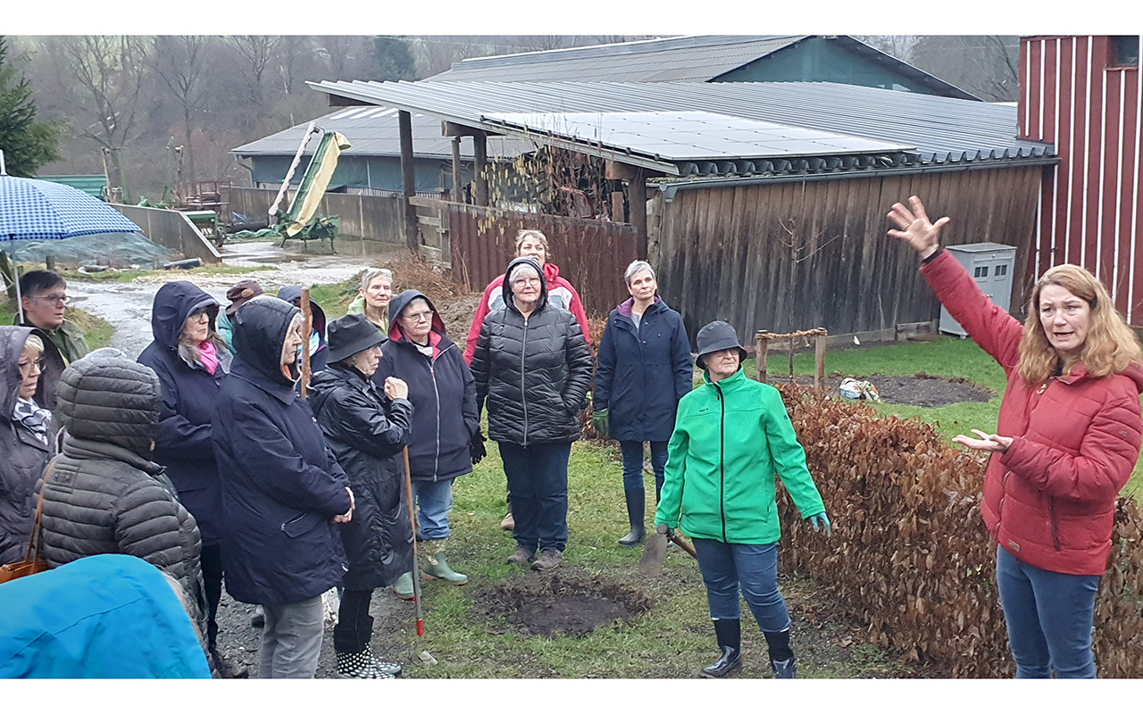 Heike Boomgaarden mit den Teilnehmern des Kurses im Modellgarten. (Foto: Walburga Heidemann)