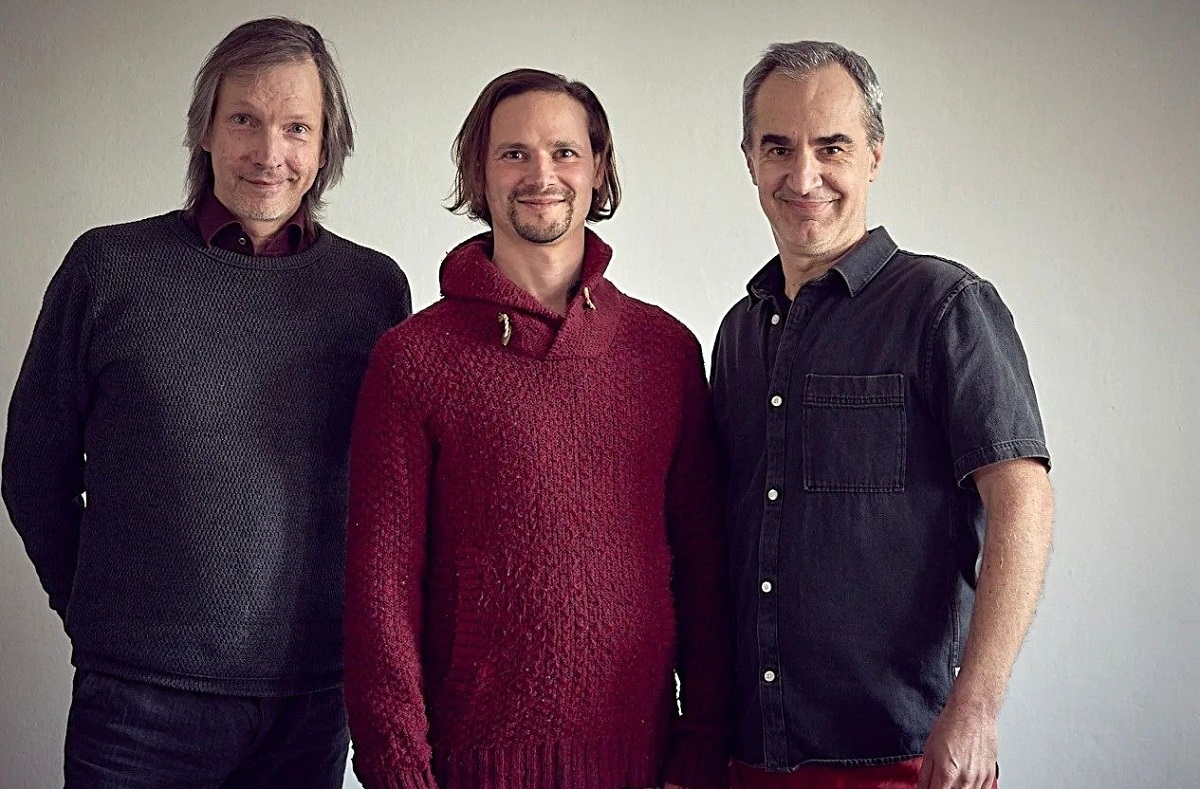 Patrick Leuschner, Emir Tufekcic, Mateo Martinez Zuviria (von links) prsentieren als Trio "Latineando" im Caf des b-05 Kulturzentrums einen Querschnitt lateinamerikanischer Musikkultur. (Foto: Latineando)