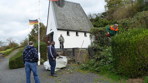 Arbeitseinsatz am Ehrenmal in Rheinbrohl