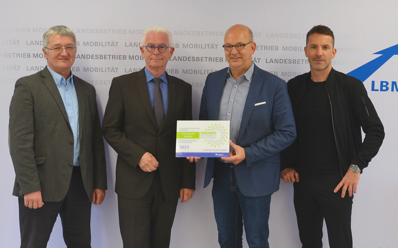 Stellvertretender LBM-Geschftsfhrer Franz-Josef Theis (2.v.r.) erhlt die Auszeichnung des Prventionspreises von UK RLP-Geschftsfhrer Manfred Breitbach (2.v.l), Michael Zeyen (l.) und Michael Puderbach (r.). (Foto: LBM Koblenz)