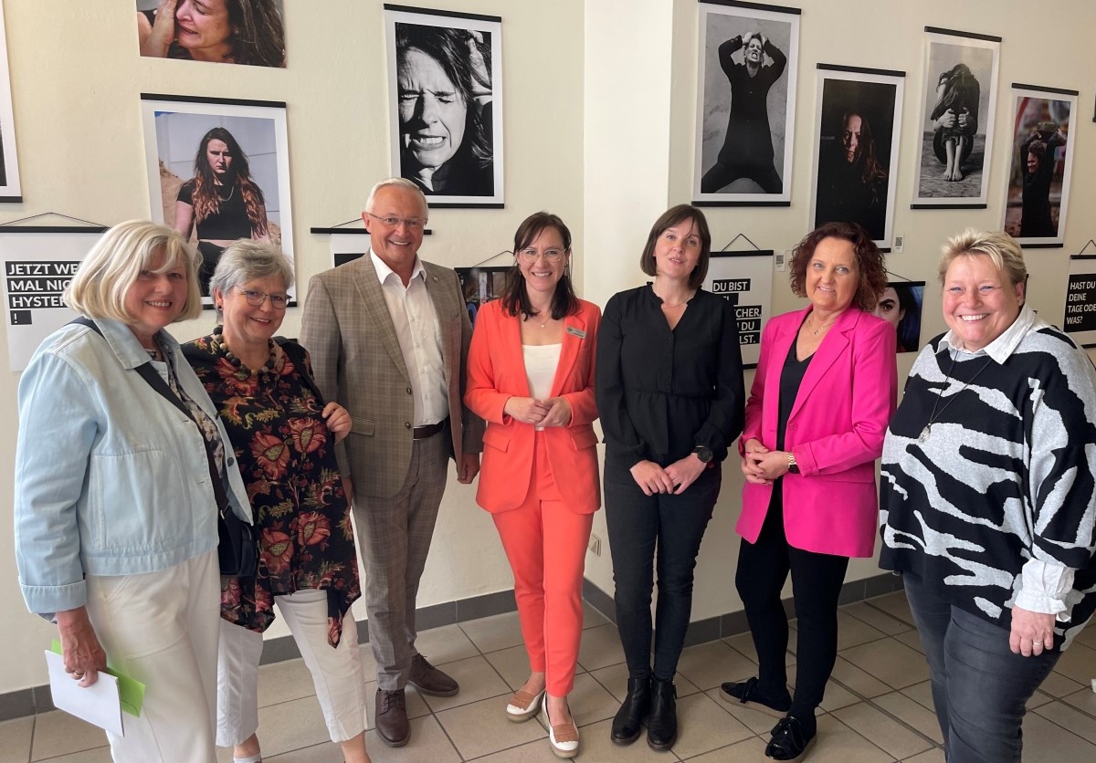 Landrat Achim Hallerbach dankte den engagierten Frauen von "Trotzdem - Lichtblick" fr ihr entschiedenes Handeln: (von links) Karin Beckmann, Heidetraut Kluckow, Daniela Kiefer, Birgit Eisenhuth und Silke Lufer-Hermann sowie Knstlerin Rosa Engel (3. von rechts). (Fotos: Kreisverwaltung Neuwied)